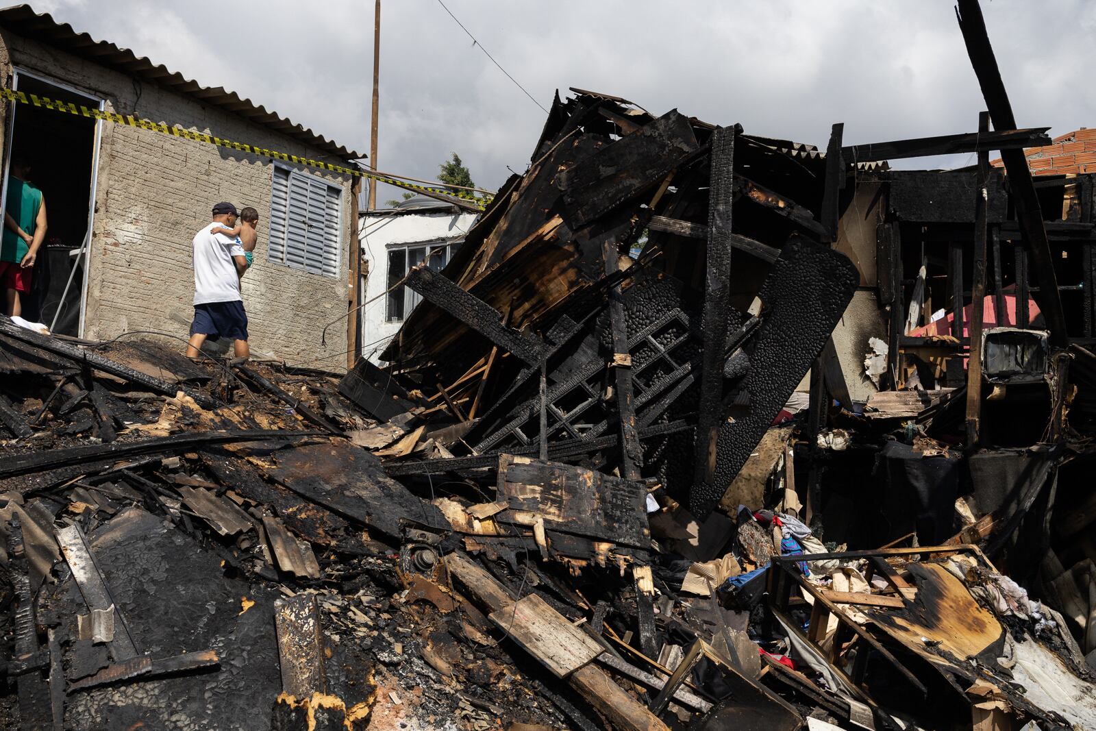 AME4797. SAO PAULO (BRASIL), 27/04/2023.- Vista hoy de una casa completamente calcinada tras un incendio que afectó en la madrugada a la comunidad Kampala Chaparral, en la zona este de Sao Paulo (Brasil). Según los vecinos, el incendio fue provocado por una vela en una de las casas, propagándose a otras viviendas del lugar y dejando a varias familias sin hogar. EFE/Isaac Fontana
