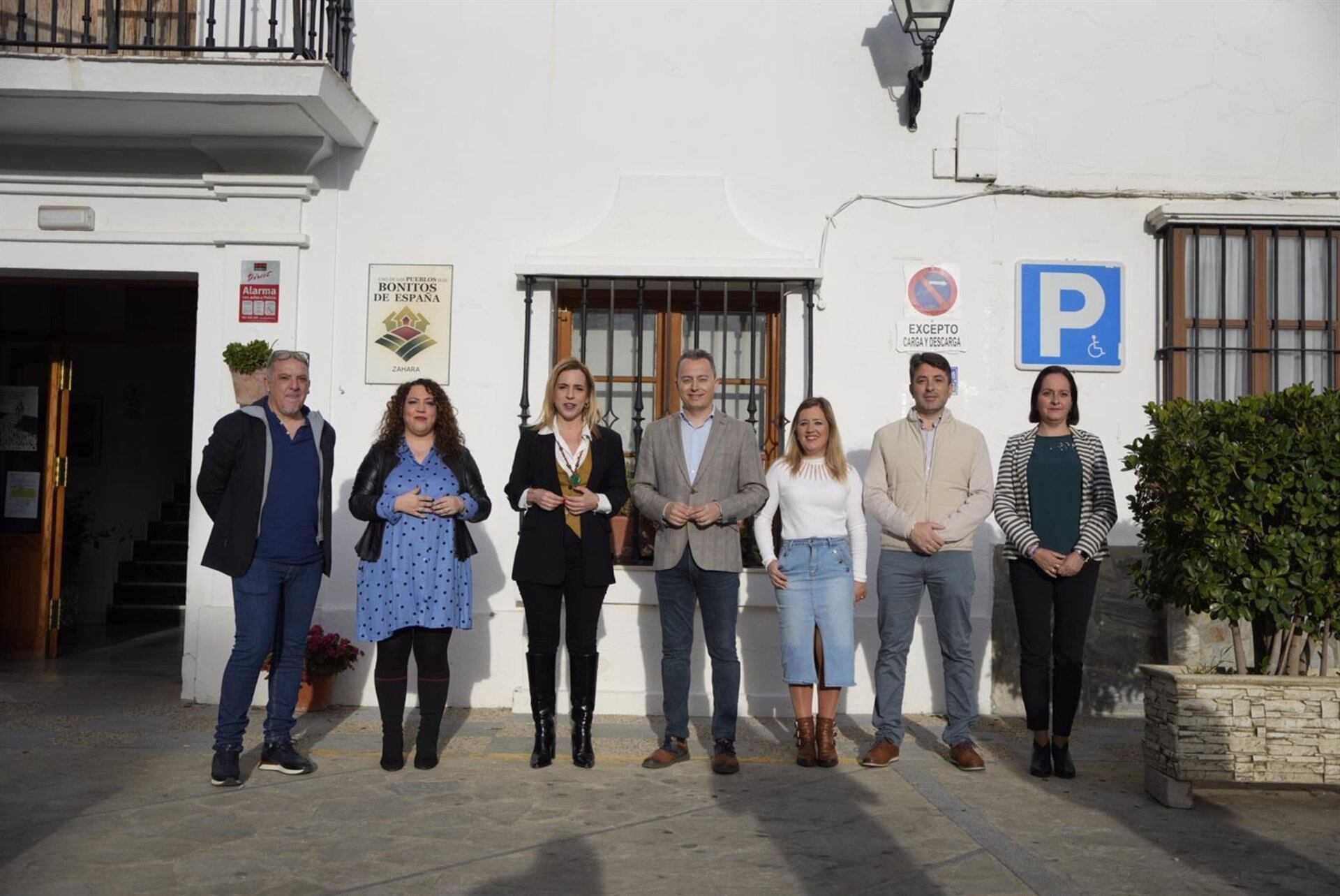Visita de la presidenta de Diputación a Zahara de la Sierra