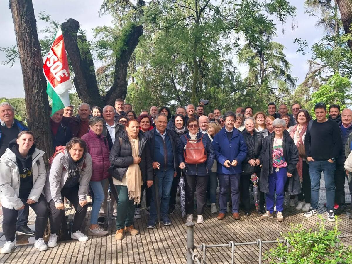 El PSOE Alto Aragón manifiesta su apoyo a Pedro Sánchez en Madrid