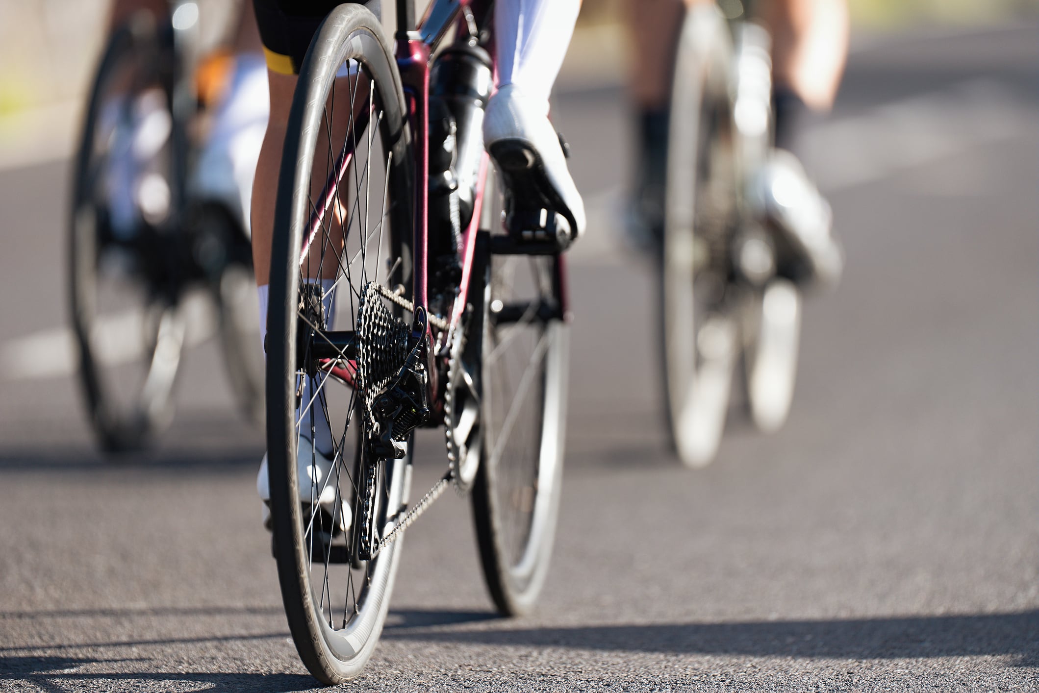 Grupo de ciclistas en una carretera