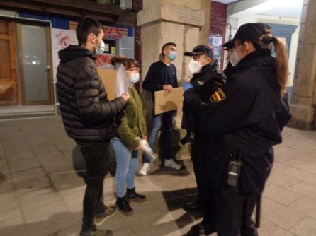 Varios agentes de la Policía Nacional pidieron la identificación a los promotores de esta protesta pacifica