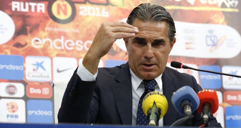 El entrenador de la selección española de baloncesto, Sergio Scariolo, durante la rueda de prensa ofrecida hoy en la localidad madrileña de Alcobendas, para facilitar la lista con la preselección de veinte jugadores