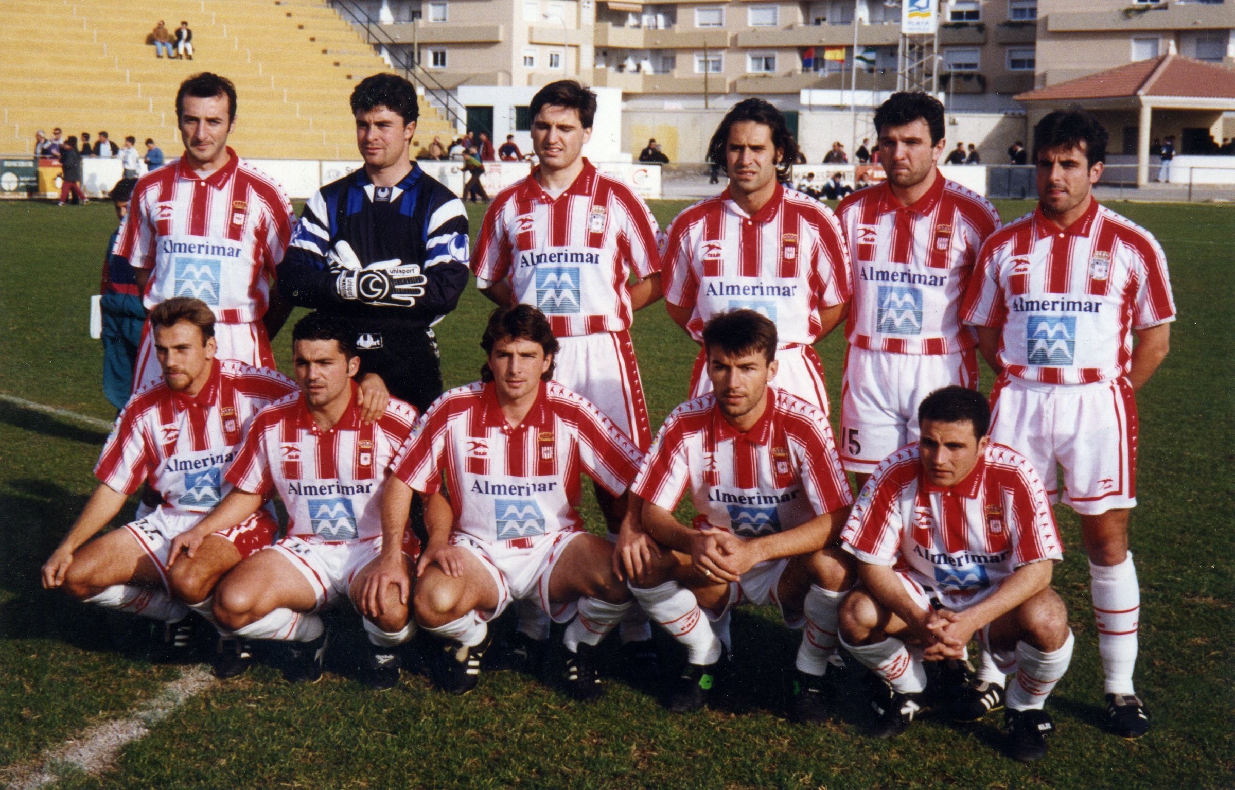 El Almería de la temporada 1995-96 con las camisetas de Almerimar.