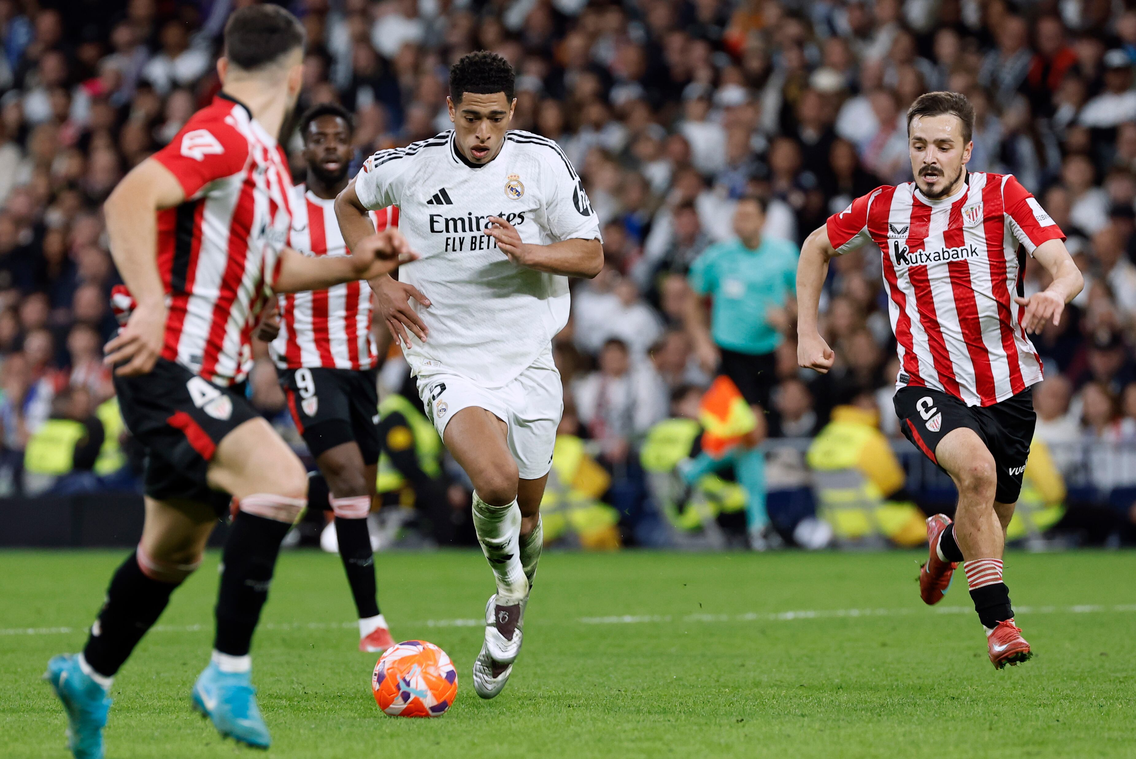 MADRID, 20/04/2025.- El centrocampista del Real Madrid Jude Bellingham (c) con el balón ante los jugdores del Athletic , en el partido de la jornada 32 de LaLiga que Real Madrid y Athletic Club de Bilbao disputan este domingo en el estadio Santiago Bernabéu, en Madrid. EFE/Chema Moya

