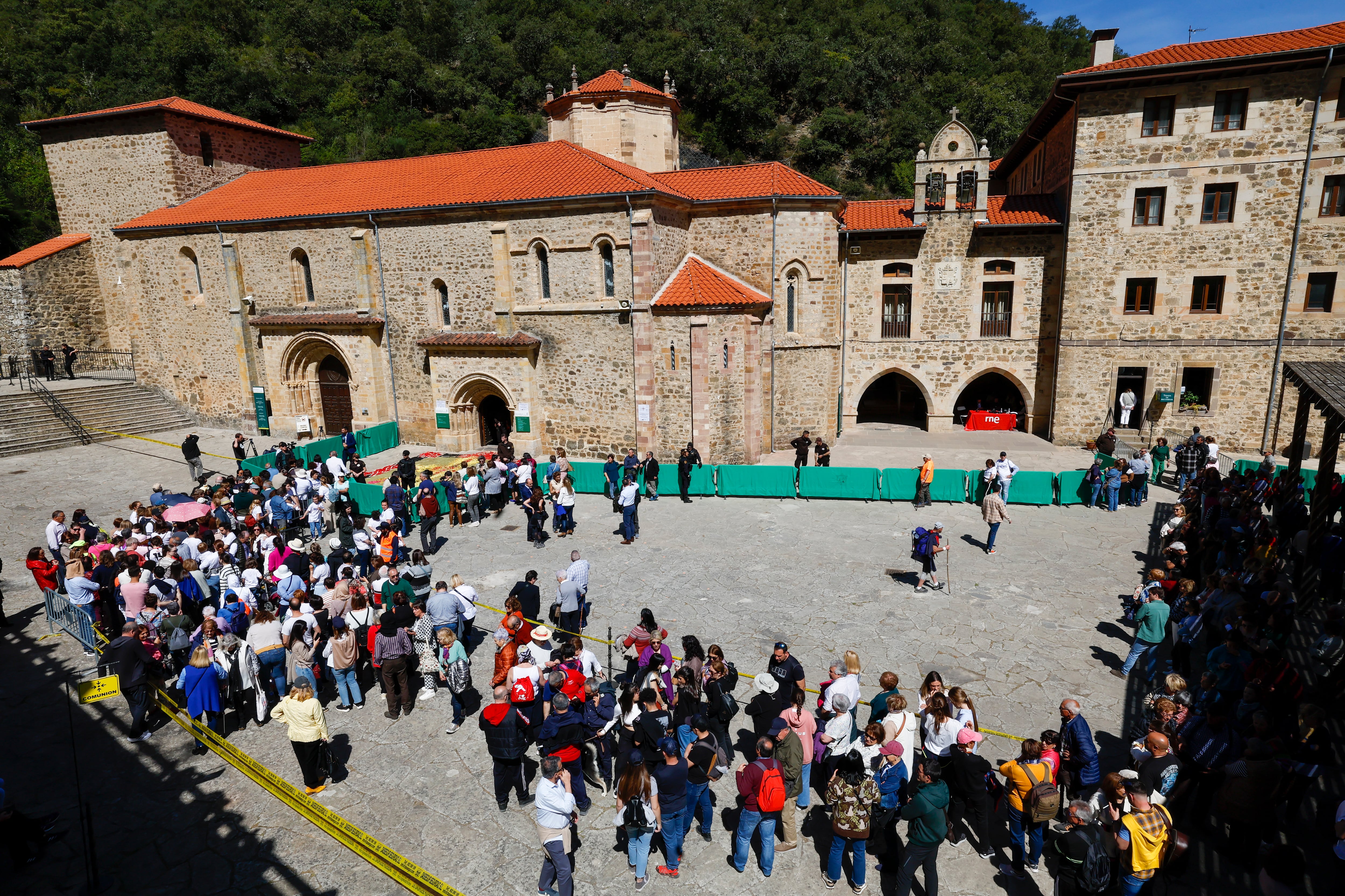 Cola de peregrinos para acceder al monasterio de Santo Toribio de Liébana por la Puerta del Perdón. EFE/ Chema Moya