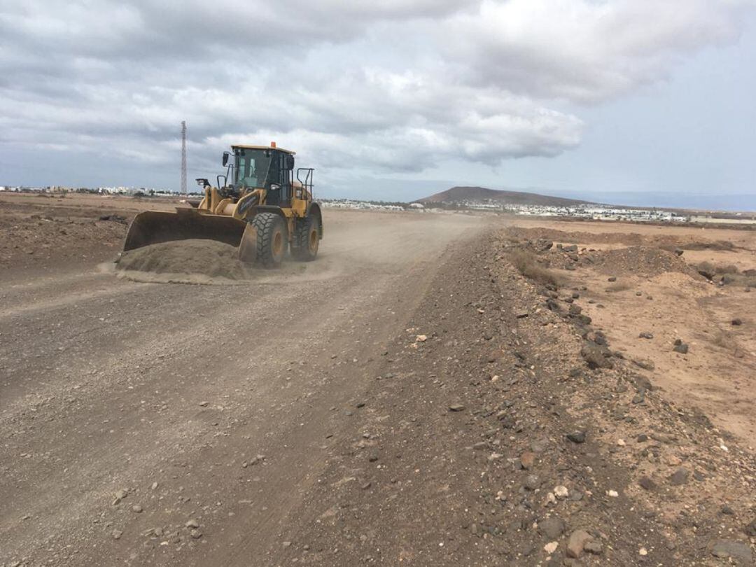 Máquina trabajando en uno de los caminos de acceso a Papagayo.