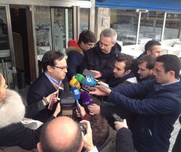 Javier Fernández atiende a los medios de comunicación antes de la comida de Navidad del Sporting.