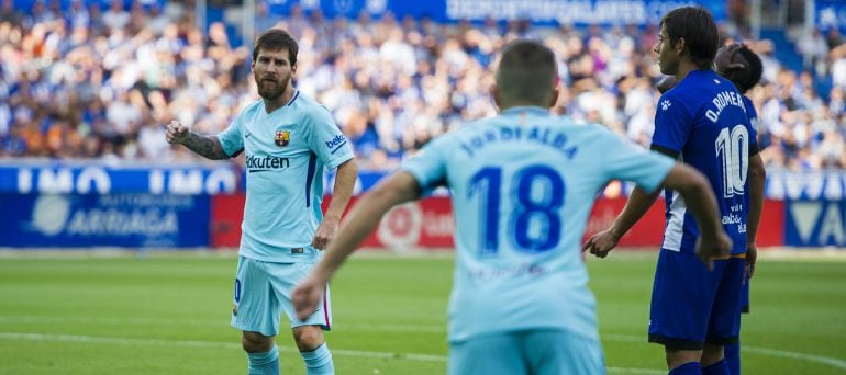 Leo Messi celebra uno de sus goles al Alavés.