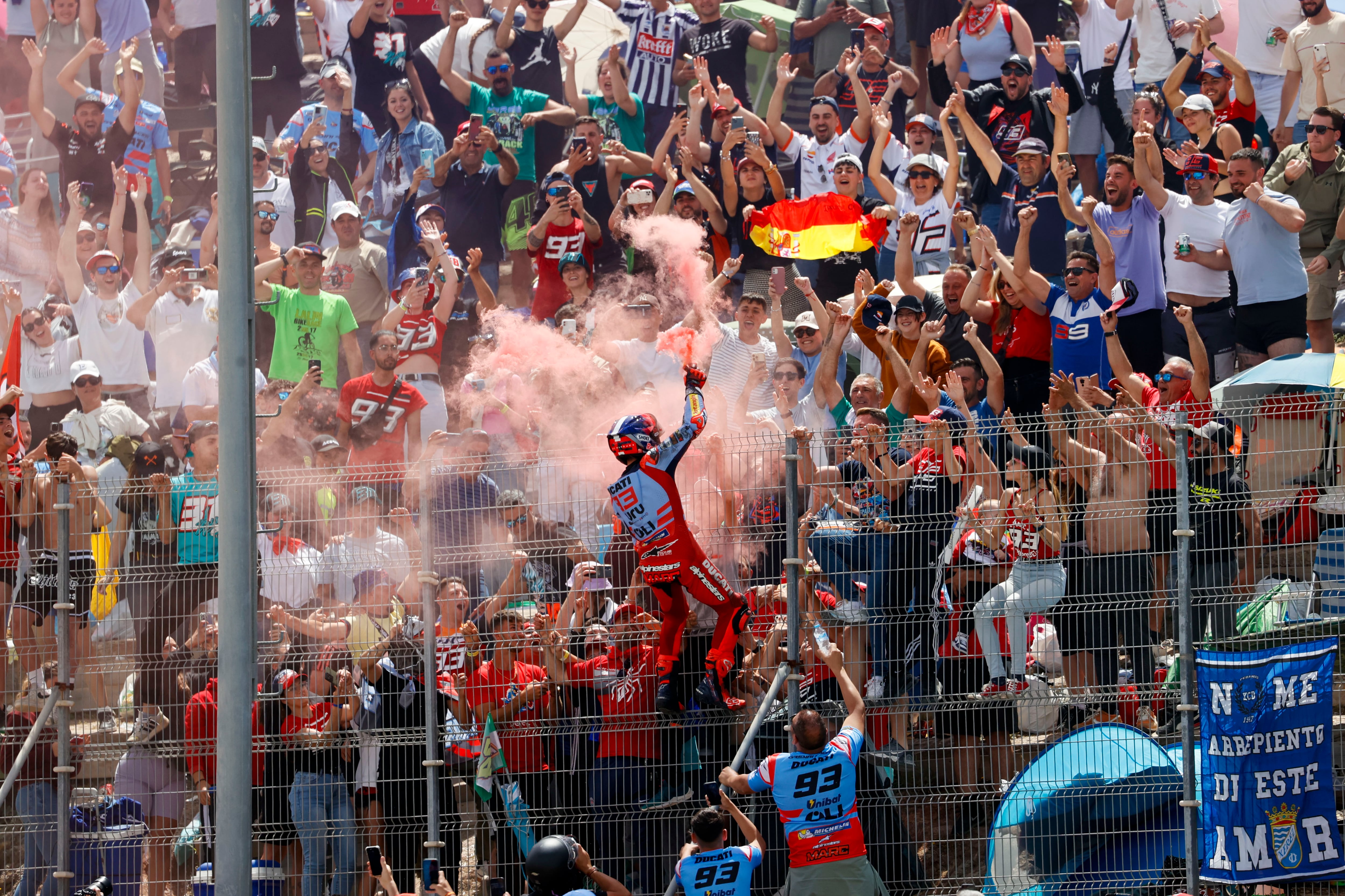 El piloto español de MotoGP Marc Márquez celebra en la grada ante sus seguidores este domingo en el circuito de Jerez-Ángel Nieto