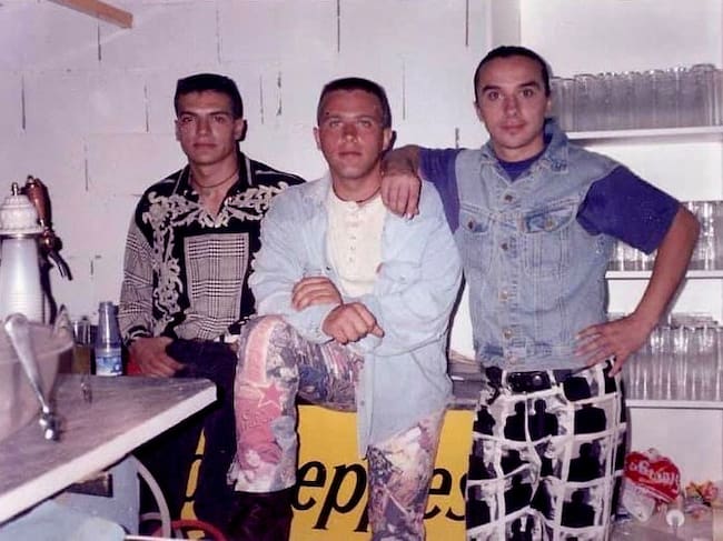 Estética noventera y alma puertollanarra: los camareros de los chiringuitos