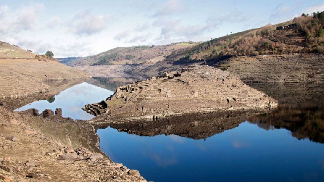 El castro Candaz al descubierto con las aguas del embalse y del Miño muy bajas.