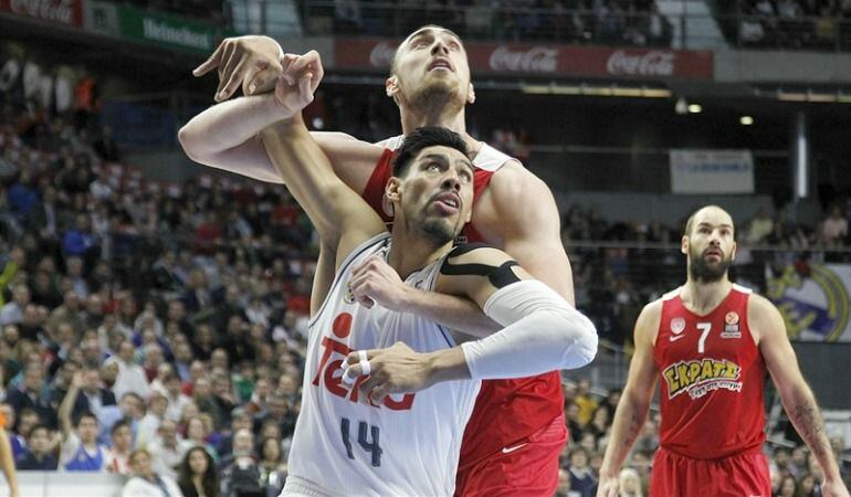 El mejicano Gustavo Ayón lucha por un rebote.