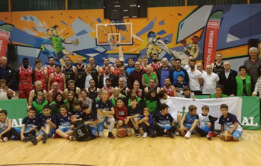 Los dos equipos, con canteranos del CB Zamora y representantes de la AECC posan al final del encuentro