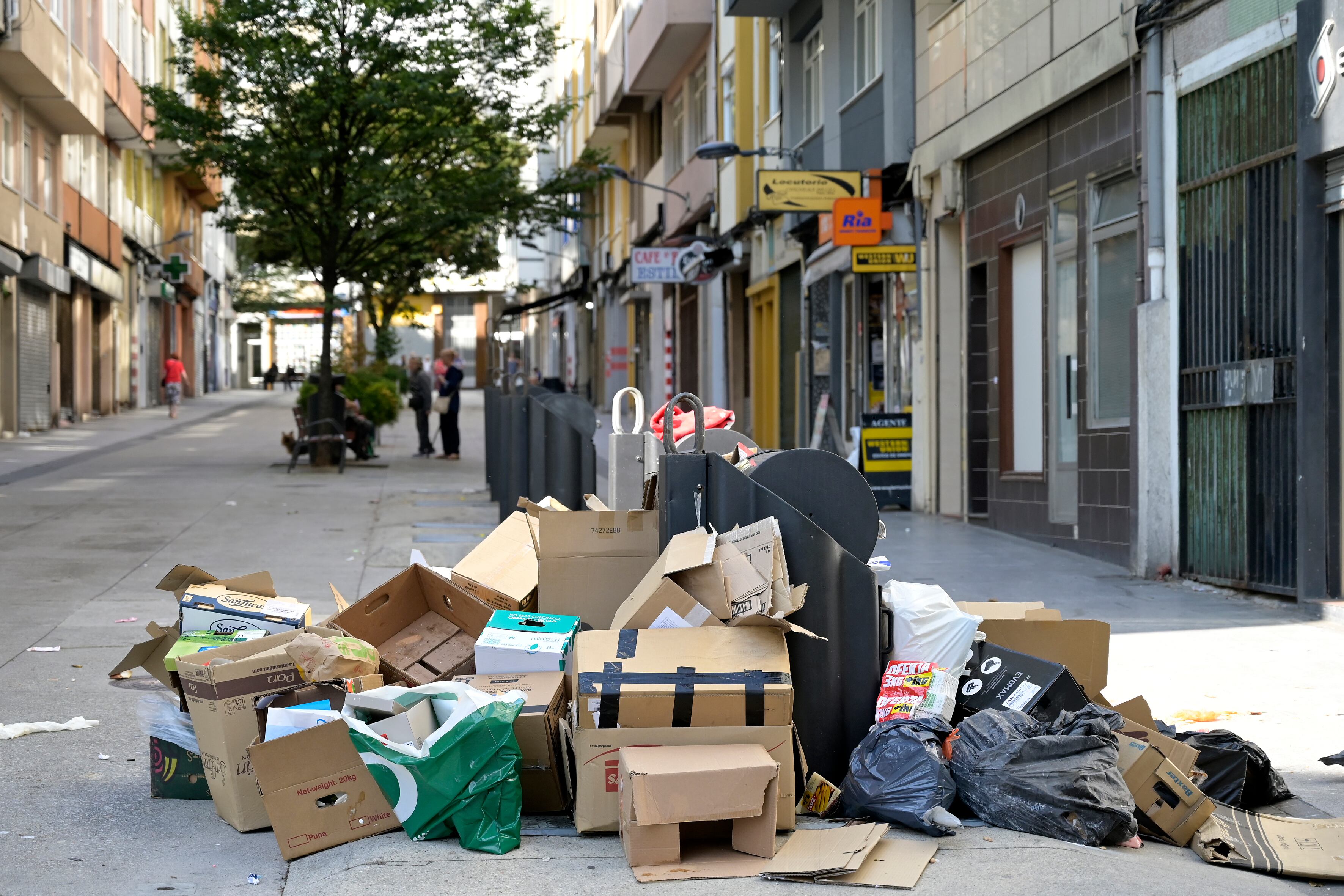 A CORUÑA, 04/08/2024.- Basura acumulada este domingo en la calle Canceliña de A Coruña por la huelga que mantiene desde hace más de un mes los trabajadores de la empresa de recogida de basura Prezero. El Ayuntamiento de A Coruña amplió este viernes la emergencia sanitaria a toda la ciudad por el conflicto de basura -en huelga desde el 24 de junio- y reforzará la recogida que contrató hace una semana. EFE/ Moncho Fuentes