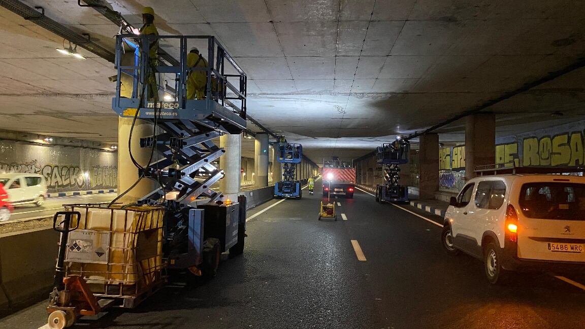Obras de instalación del sistema lumínico "más eficiente y moderno" en el paso inferior de la autovía V-21
