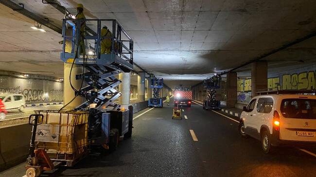 Obras de instalación del sistema lumínico "más eficiente y moderno" en el paso inferior de la autovía V-21