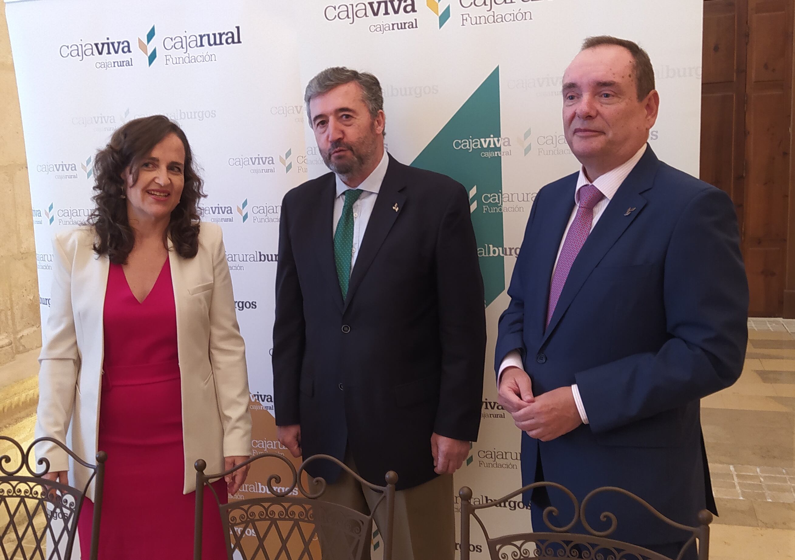 Mercedes Ruiz, consultora en mercados agrarios junto al presidente de la Fundación Caja Rural y el director de Caja Viva-Caja Rural Burgos, Ramón Sobremonte