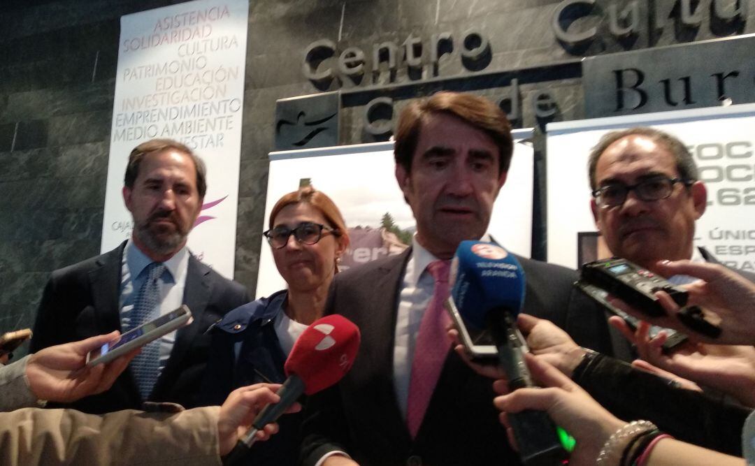 El Consejero de Fomento de la Junta Juan Carlos Suárez Quiñones ante los medios en su visita a Aranda