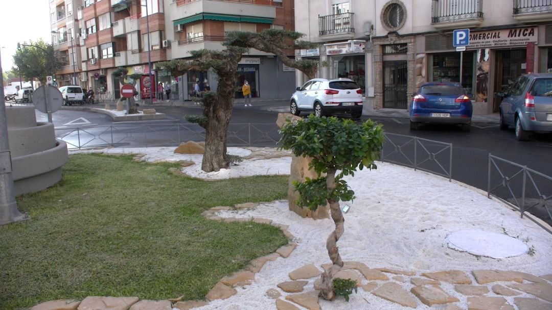 La rotonda de Altozano Bernardino Martínez se convierte en un auténtico jardín japonés Zen.