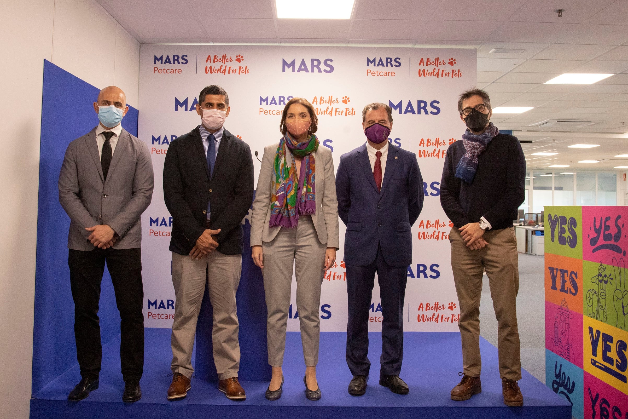 Luis Tobías, director de la fábrica de MARS en Arévalo; Rez Hassan, director general de Mars Iberia; Reyes Maroto, ministra de Industria, Comercio y Turismo; Francisco León Gómez, alcalde de Arévalo y Fernando Galeano, subdelegado del Gobierno en Ávila (de izquierda a derecha)