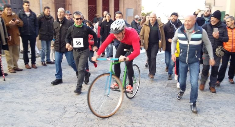 El ganador de la carrera del Pavo Julio Martin llegando a la meta en la plaza de Adolfo Suarez.