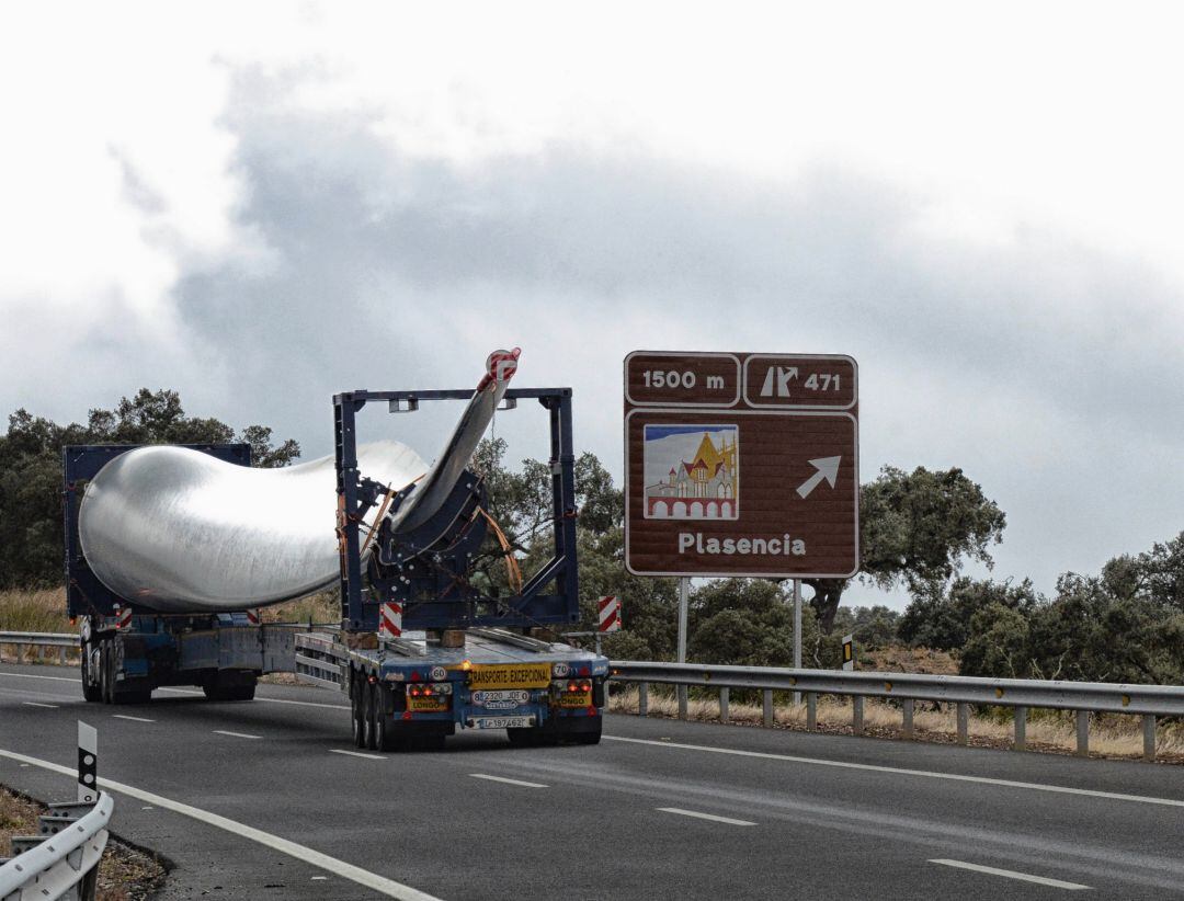 Una de las aspas de los molinos en las proximidades de Plasencia