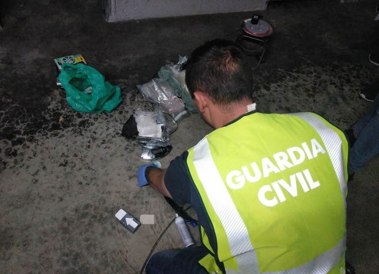 Agent de la GUàrdia Civil durant un escorcoll dins de l&#039;operació contra el tràfic de drogues. 