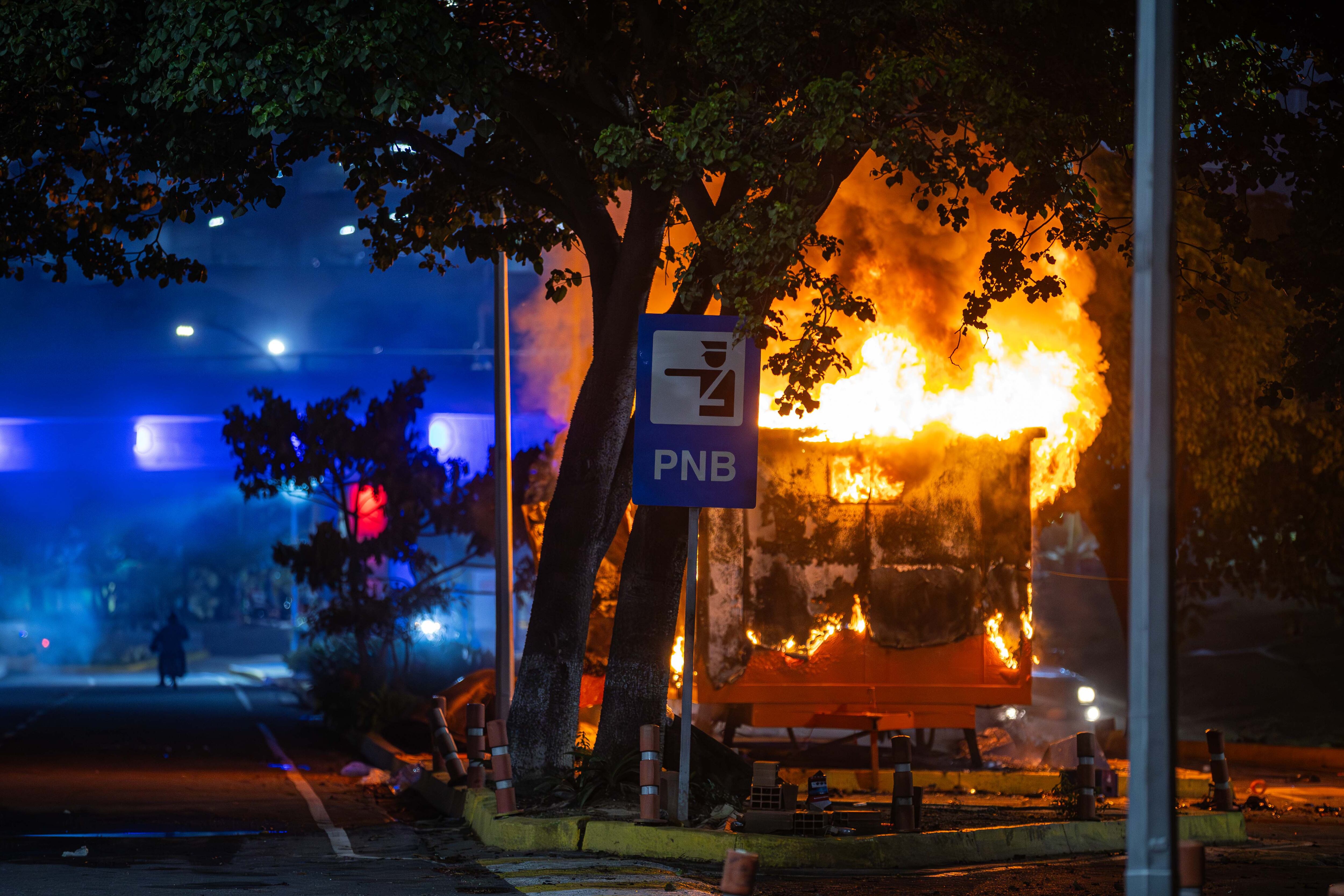 Fotografía de un módulo de la Policía Nacional Bolivariana (PNB) incendiado durante las protestas por los resultados de las elecciones presidenciales este lunes, en la autopista Prados del Este, en Caracas (Venezuela).  EFE/ Henry Chirinos