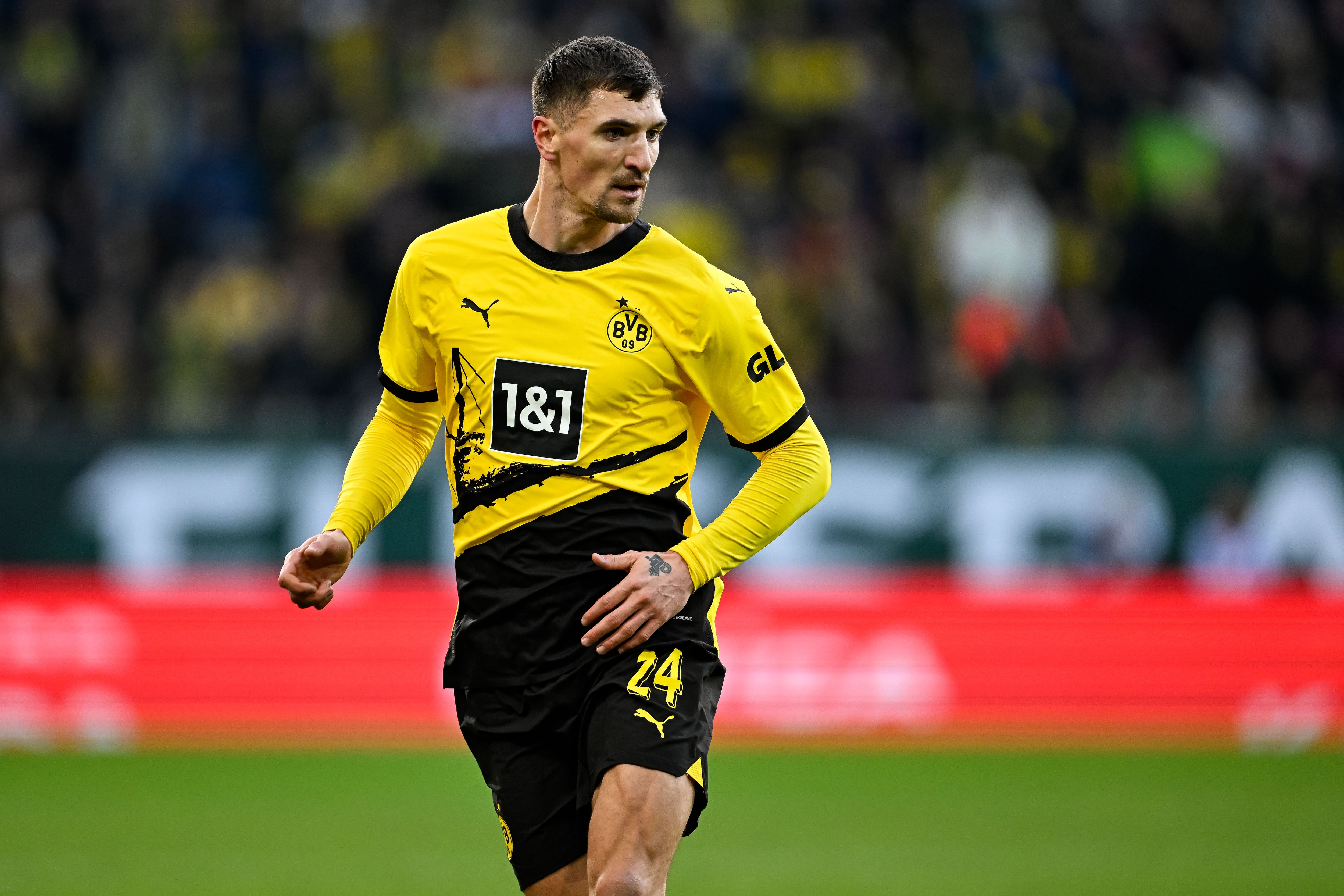 Thomas Meunier durante el encuentro de la Bundesliga entre el FC Augsburg y el Borussia Dortmund disputado en el WWK-Arena. (Photo by Daniel Kopatsch/Getty Images)