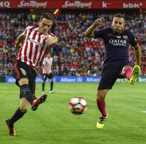 El centrocampista del Athletic de Bilbao, Javier Eraso, golpea el balón ante el defensa del F. C. Barcelona, Jordi Alba.