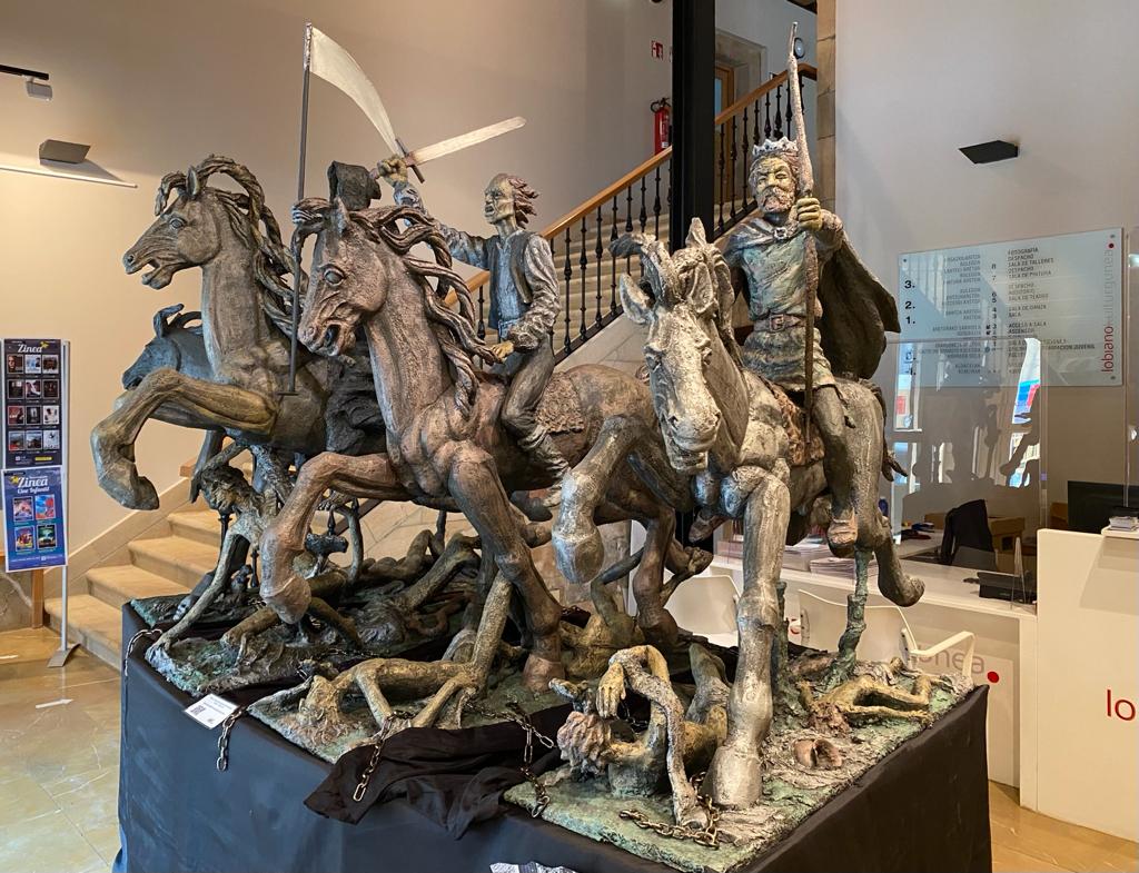 La escultura está instalada actualmente en el hall del palacio Lobiano de Ermua