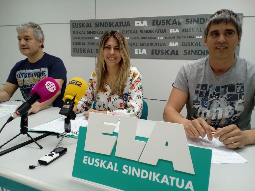 Jokin Arbea, María Balda e Igor Peñalver, en la rueda de prensa del sindicato ELA en Pamplona