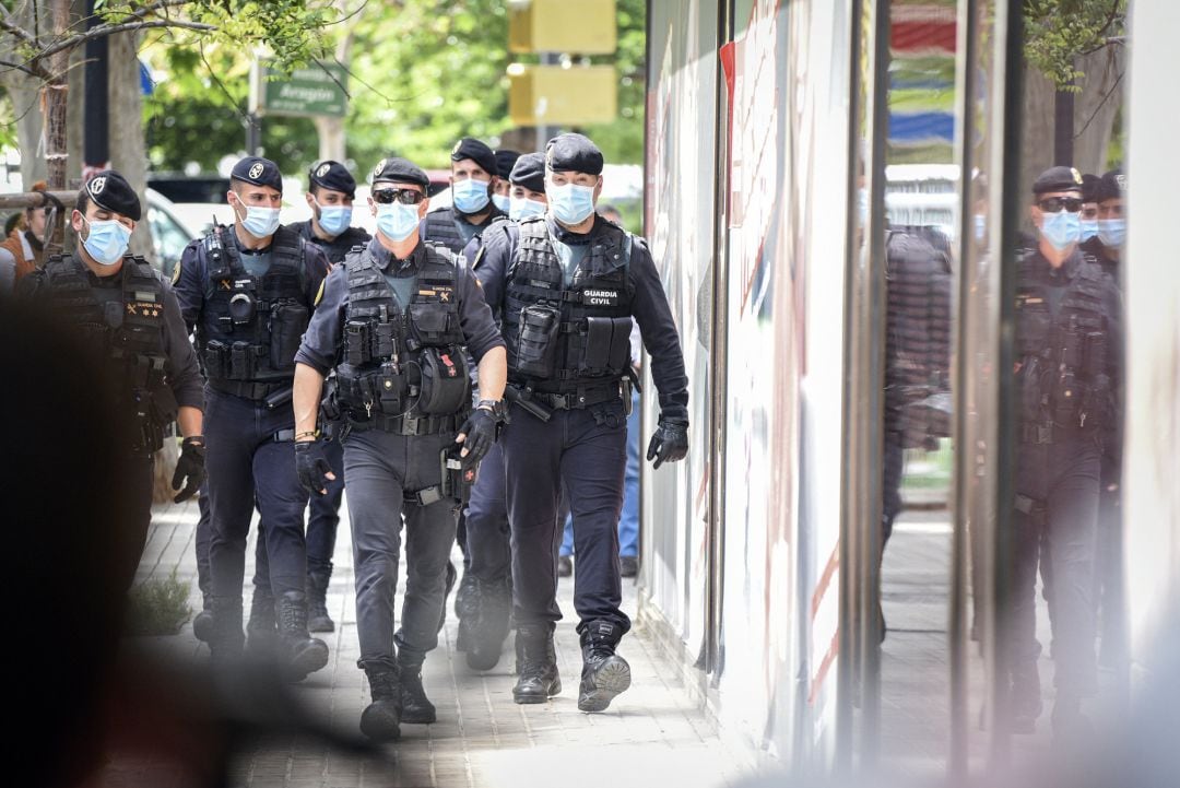 Un grupo de agentes de la Unidad Central Operativa de la Guardia Civil (UCO) se dirige a realizar un registro en el domicilio del subdelegado del Gobierno en Valencia, Rafael Rubio, a 13 de mayo de 2021. Rubio ha sido detenido esta mañana por la UCO junto a otra decena de personas dentro del conocido como caso Azud, una trama de mordidas a cambio de adjudicaciones. Según han confirmado a Europa Press fuentes conocedoras de las actuaciones, Rubio ha sido arrestado en su domicilio y está acusado de participar en la adjudicación de diferentes infraestructuras en suelo público a cambio de mordidas