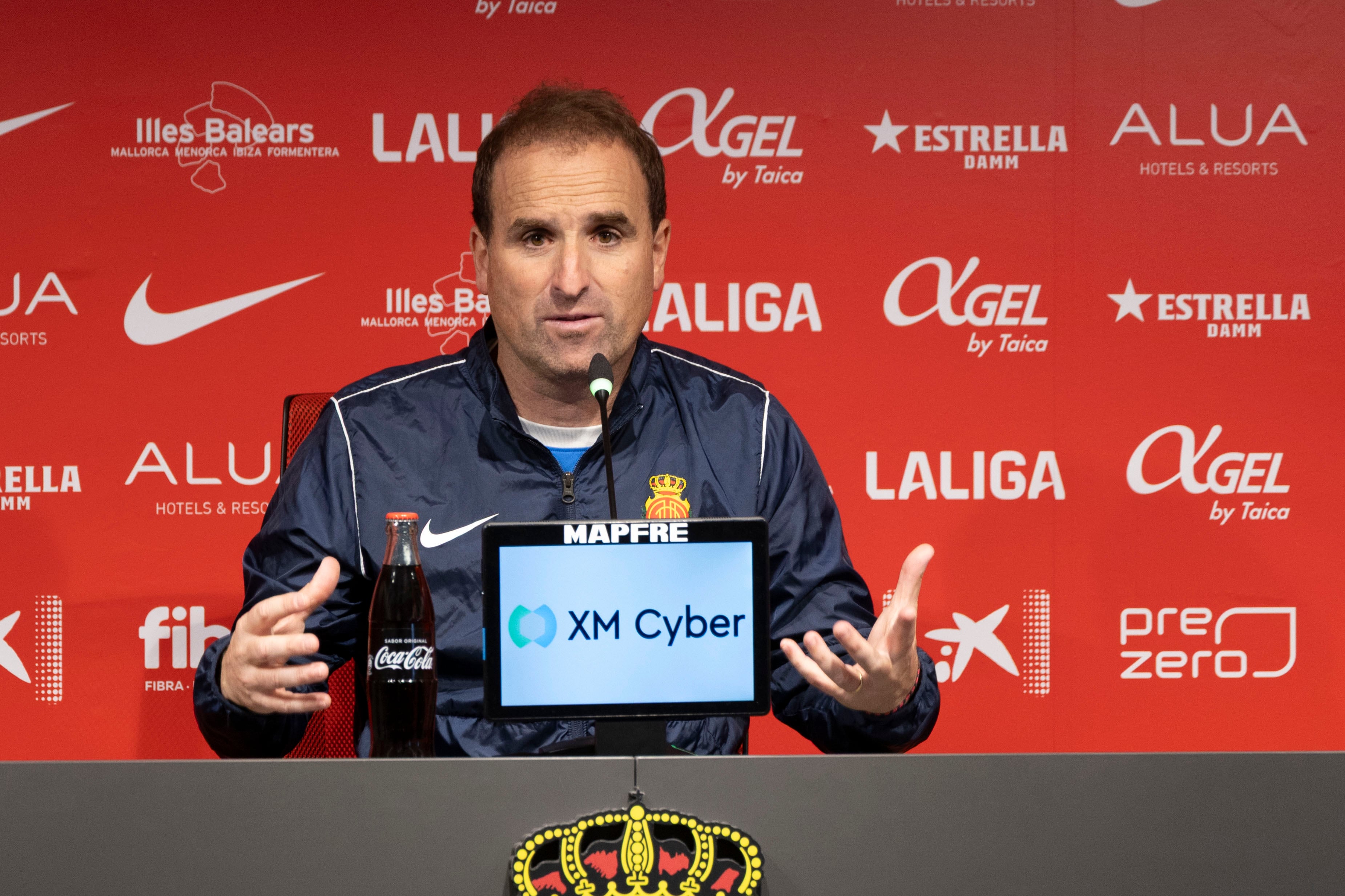 PALMA DE MALLORCA, 01/12/2025.- El entrenador del Mallorca, Jogoga Arrasate durante la rueda de prensa ofrecida este lunes en Palma de Mallorca, previa al partido de Copa del Rey frente al Numancia. EFE/CATI CLADERA
