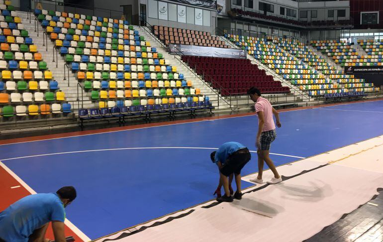 Momento de la instalación de la pista azul en el pabellón Quijote Arena, este viernes