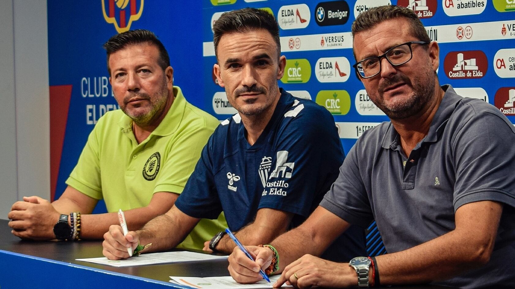 El coordinador de la base del Eldense, Alejandro Uribelarrea, flanqueado por Gaspar Campillo y Ángel Linares