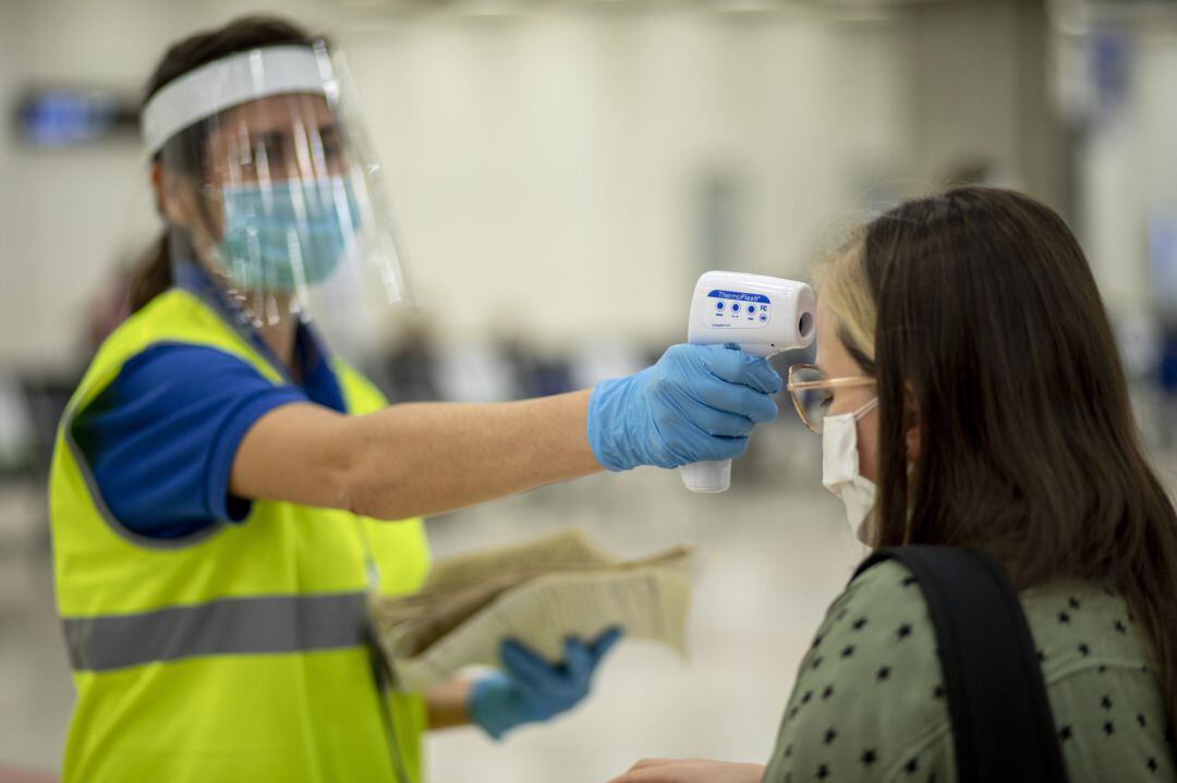 Toma de temperatura en el aeropuerto