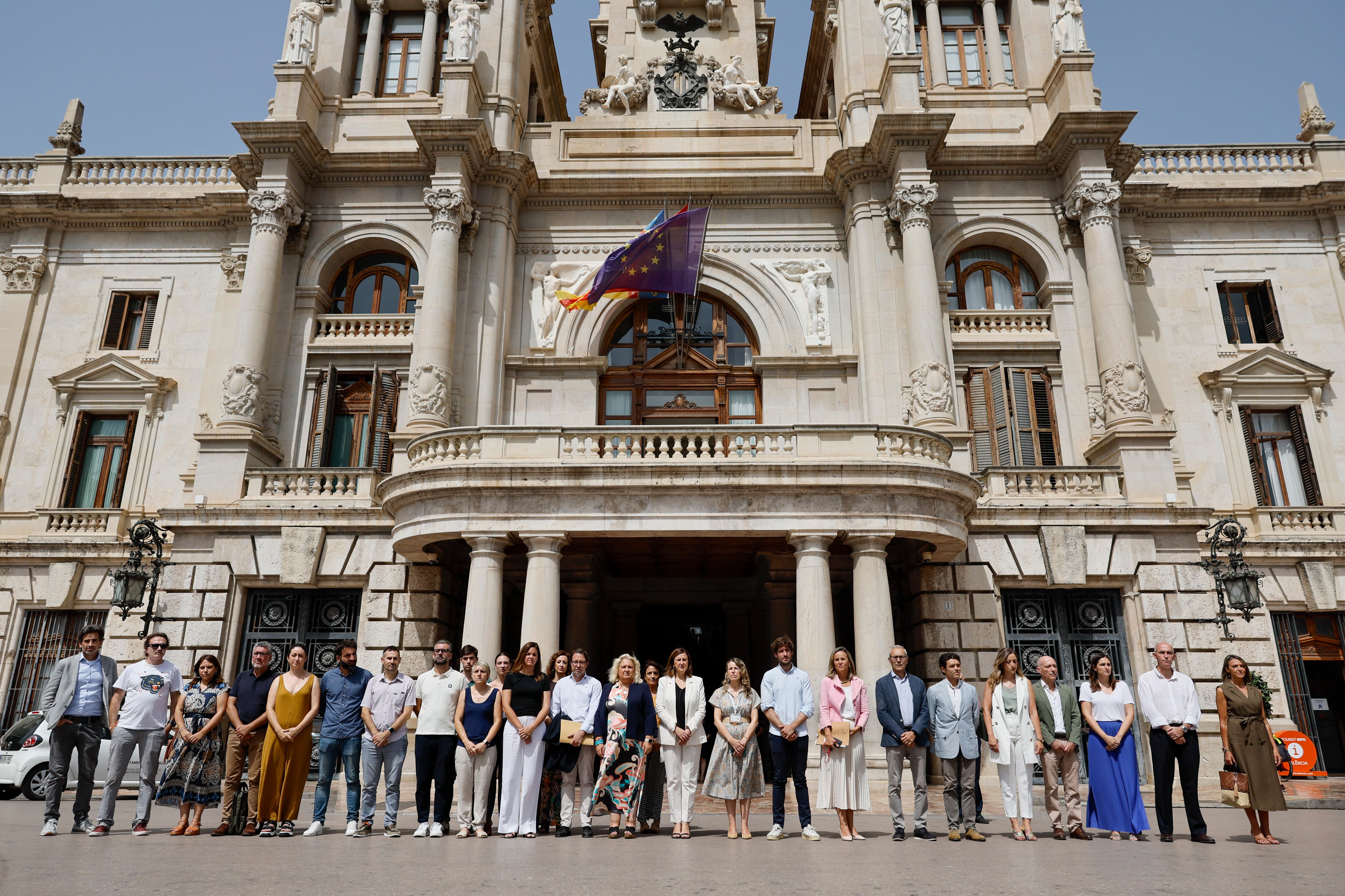 La alcaldesa de Valencia, Maria José Catalá (c) y su gobierno municipal, entre otros, durante la concentración en repulsa por el crimen machista cometido el domingo en Antella, donde una mujer murió acuchillada por su marido ante su hijo de 12 años