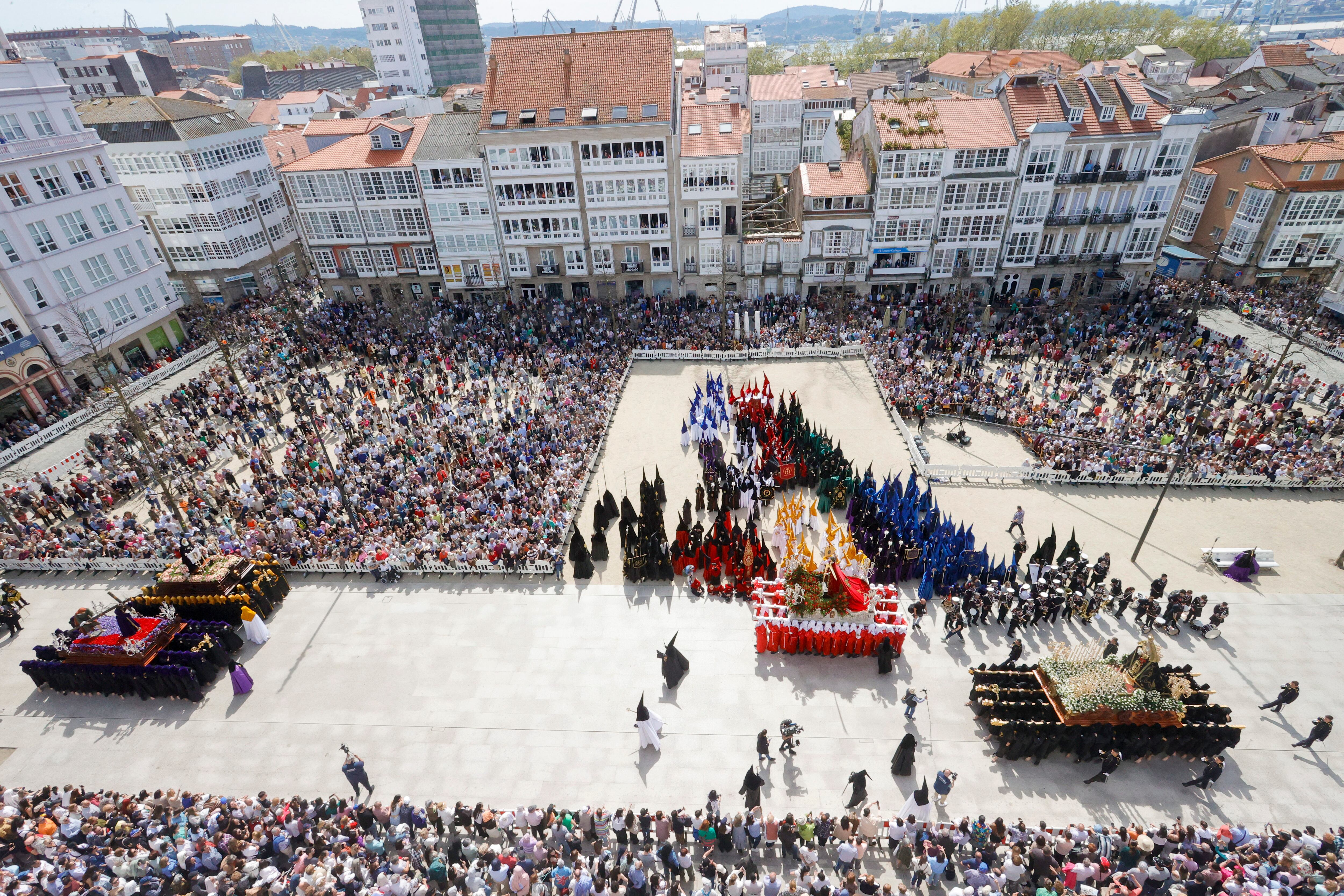 FERROL, 07/04/2023.- La Semana Santa de Ferrol celebra su jornada más destacada con procesiones multitudinarias, como la matinal del Santo Encuentro este Viernes Santo. EFE/ Kiko Delgado
