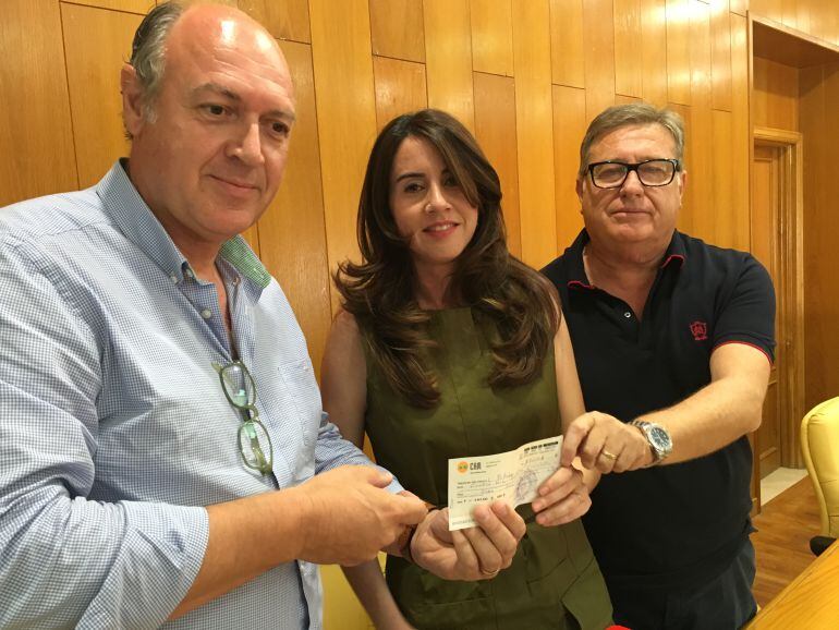 Alba García, concejala de Servicios Sociales de Elda, flanqueada por los miembros del Rotary Club