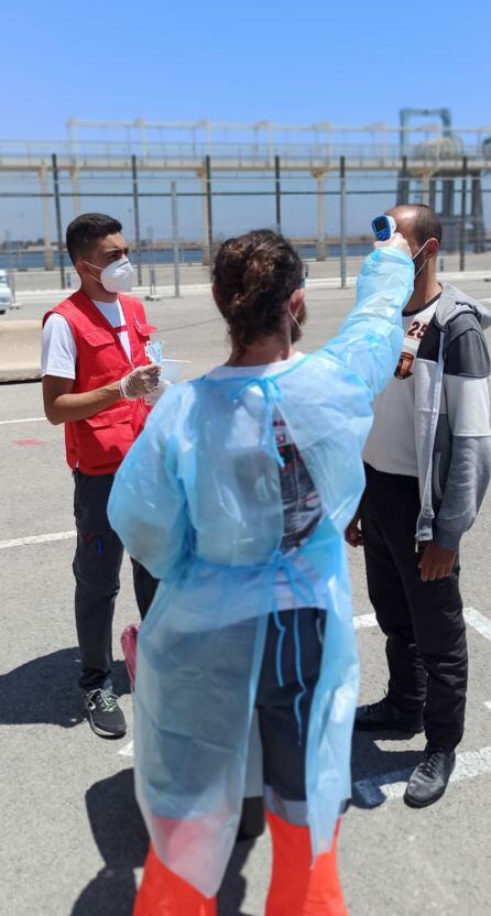 Cruz Roja atiende a los inmigrantes en el Puerto de Alicante