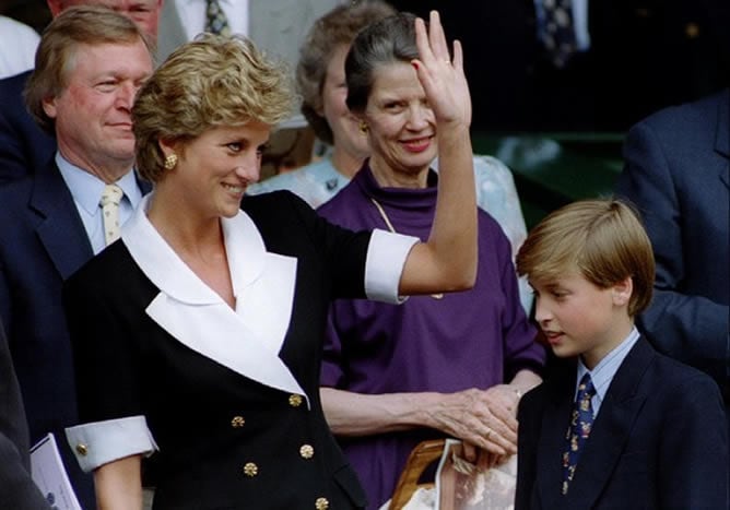 Diana, la princesa de Gales, acompañada de su hijo el príncipe William a su llegada a la final femenina de Wimbledon en 1994