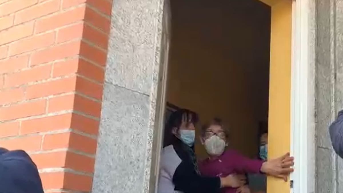 Desahucian a una familia del barrio de Compostilla: '¿Y ahora dónde voy?'