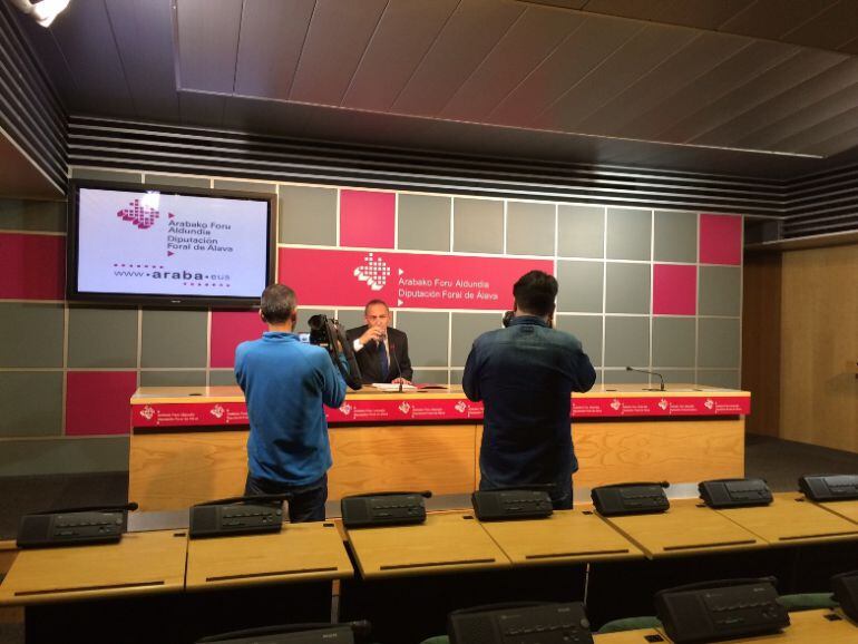 Ramiro González antes de iniciar la rueda de prensa