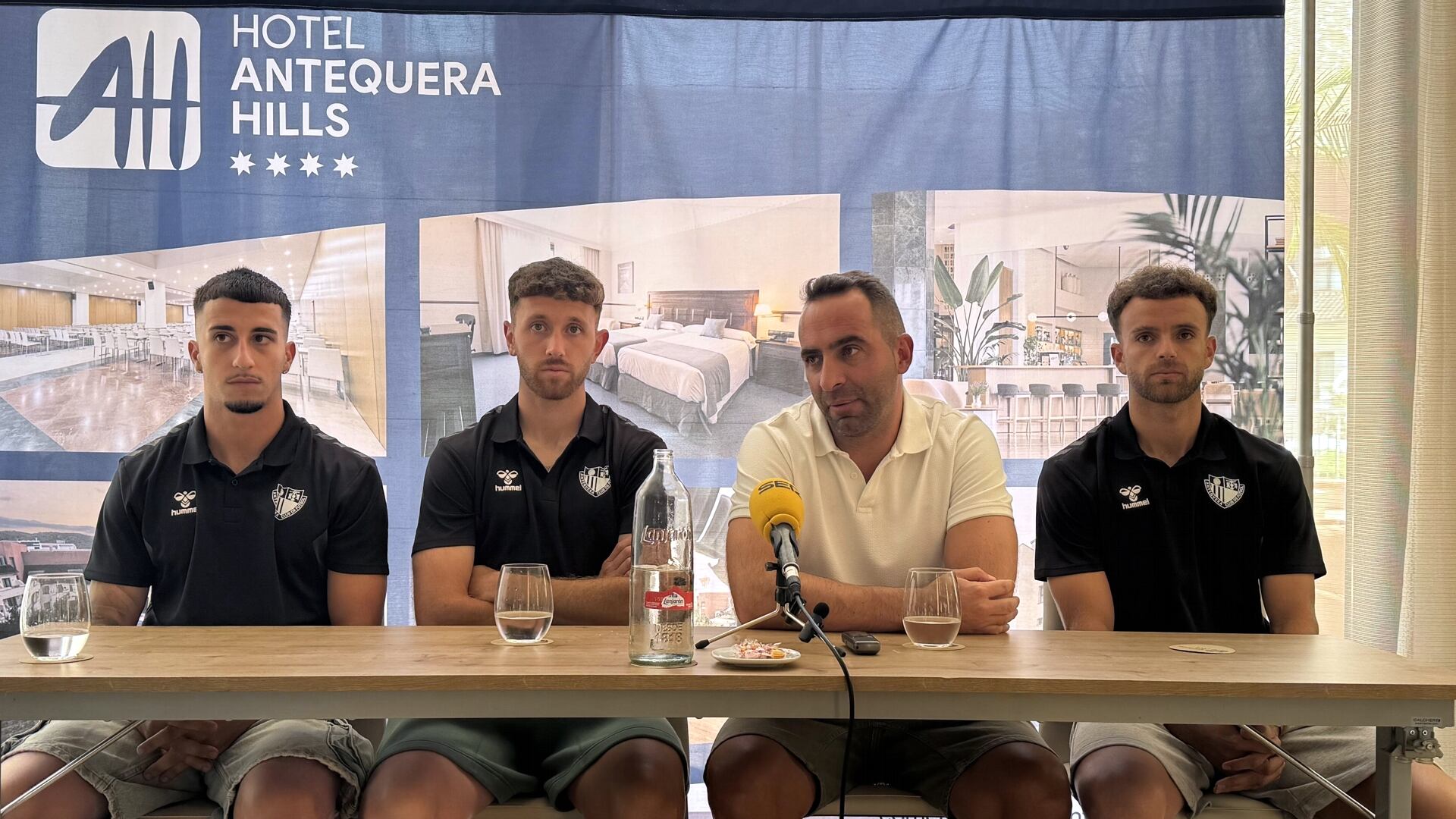 De izquierda a derecha, Raúl Giménez, Barbu, Alberto Aguilar y Quintana