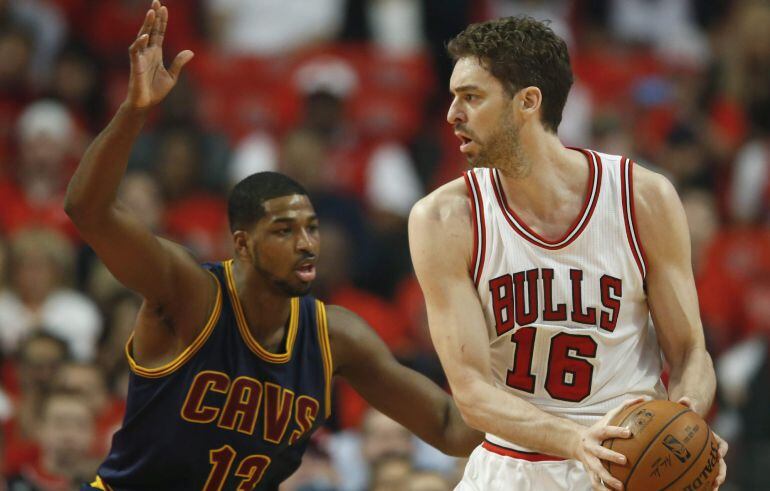 Gasol intenta mover la pelota ante Tristan Thompson