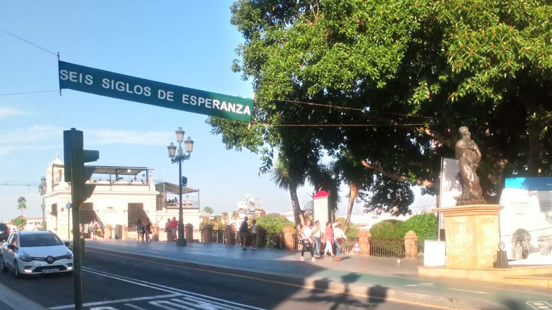 Esta pancarta con la leyenda &quot;Seis siglos de Esperanza&quot; colocada en el Altozano, en la embocadura del Puente de Isabel II, anuncia los grandes actos del Año Jubilar de la Esperanza de Triana