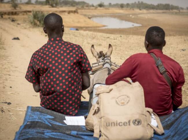 Un equipo de vacunación se dirige en un carro tirado por burros para llegar hasta los niños de la aldea remota de Mopti en Mali.