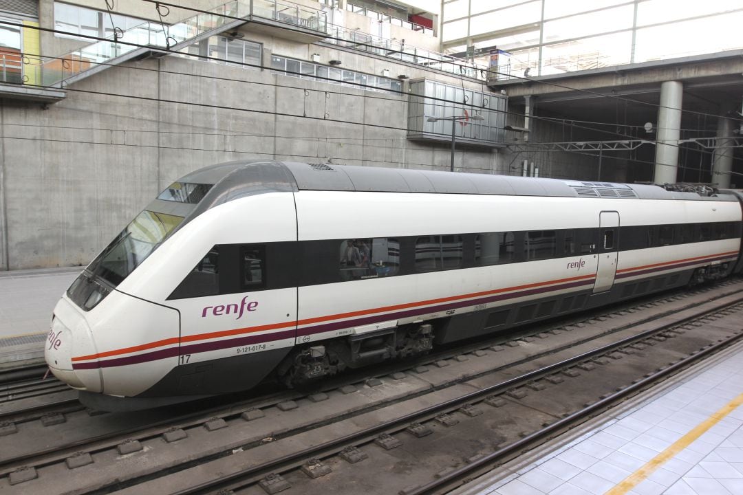 Tren de media distancia en la estación de trenes de Castelló