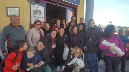 Vecinos de Montánchez celebran un quinto premio vendido en Alimentación Toñi